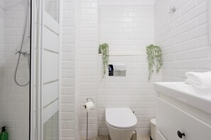 Sèche-cheveux, serviettes fournies