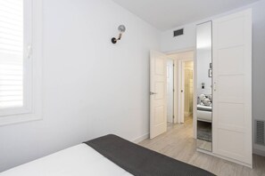1 habitación, tabla de planchar con plancha y cuna de viaje 