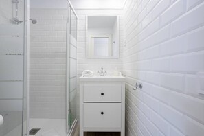 Hair dryer, towels, shampoo, toilet paper - Charming 2 bedroom in Trendy Gracia, 5 mins from the metro and 10 from Sagrada Familia! (Barcelona)