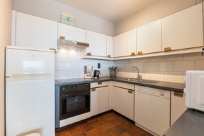 Fridge, microwave, coffee/tea maker, electric kettle