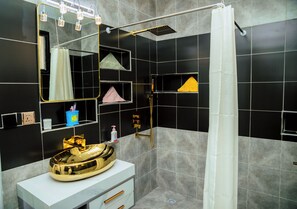Shower, hair dryer, bidet, towels - SAFE HEAVEN APARTMENT
Nice 3-bedroom apartment with WIFI in Gisenyi (Gisenyi)