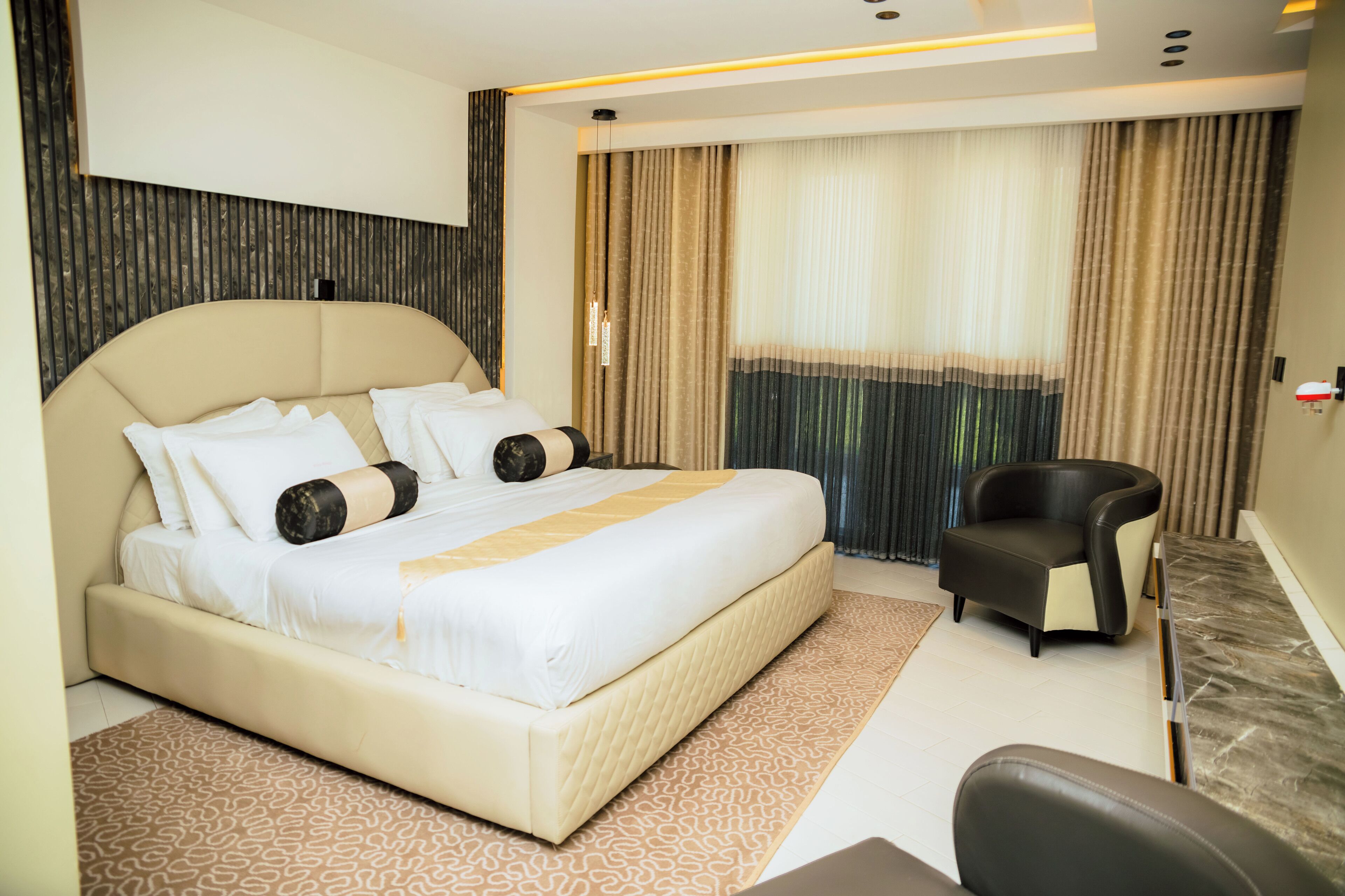 3 habitaciones, tabla de planchar con plancha, wifi y ropa de cama 