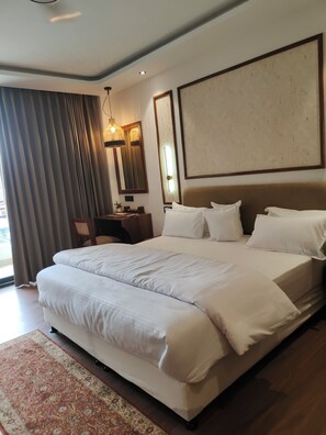 Habitación Premier | Escritorio, tabla de planchar con plancha, ropa de cama