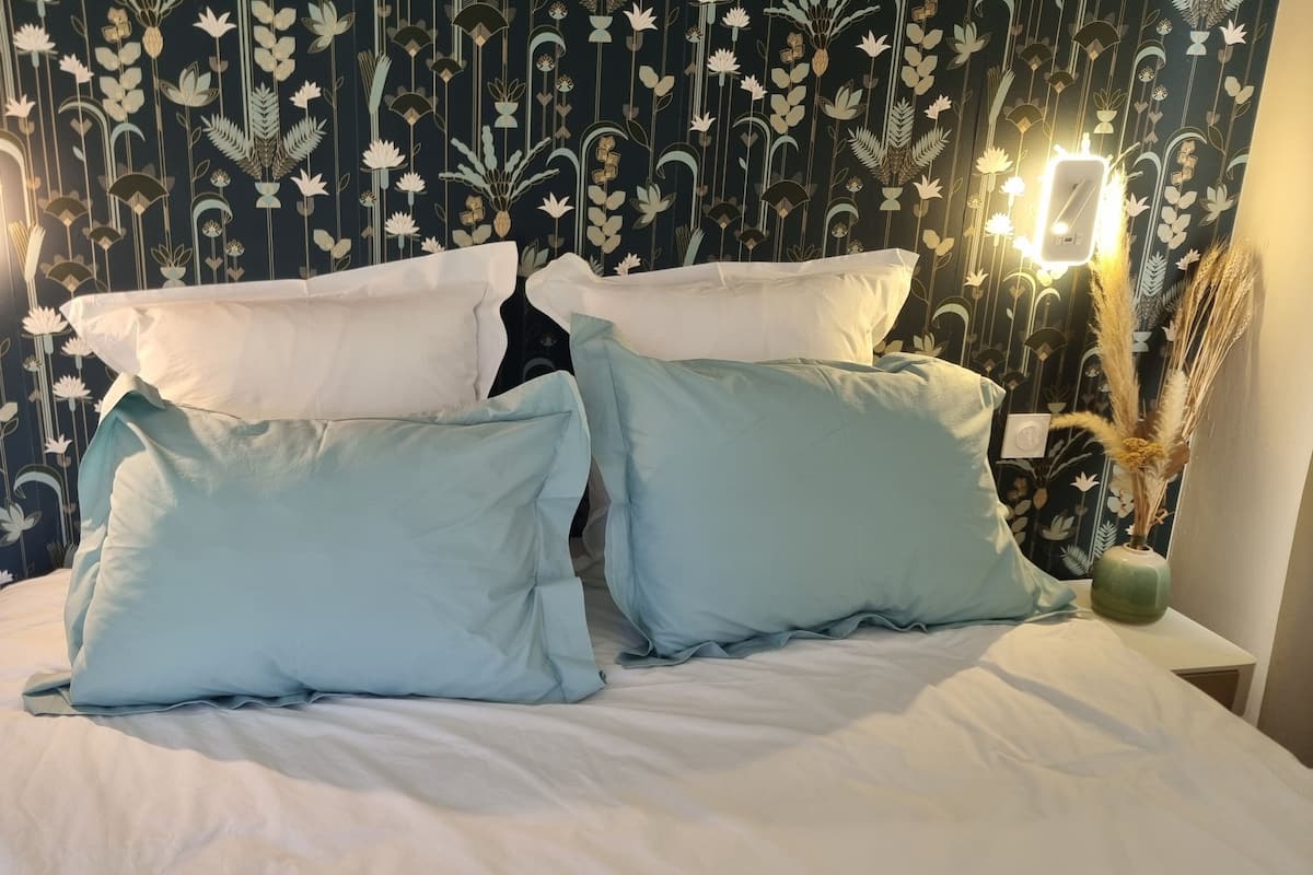 Doppelzimmer, 1 Queen-Bett, Gartenblick | Schreibtisch, kostenloses WLAN