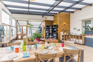 Bao gồm bữa sáng đặc sản địa phương hàng ngày