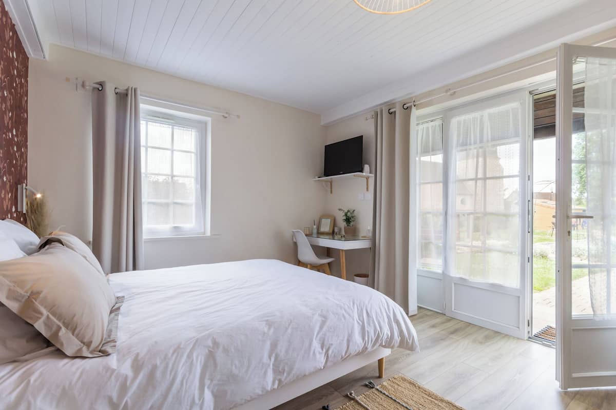 Doppelzimmer, 1 Queen-Bett, Gartenblick | Schreibtisch, kostenloses WLAN