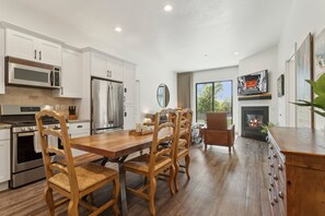 冷蔵庫、電子レンジ、オーブン、コンロ