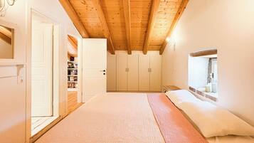 Căn hộ, quang cảnh bãi biển | Két bảo mật tại phòng, bàn ủi/dụng cụ ủi quần áo