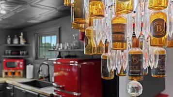 Coffee/tea maker, fridge, microwave, oven