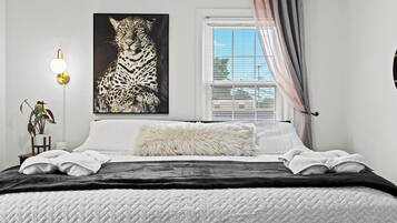 4 bedrooms, iron/ironing board, WiFi, bed sheets