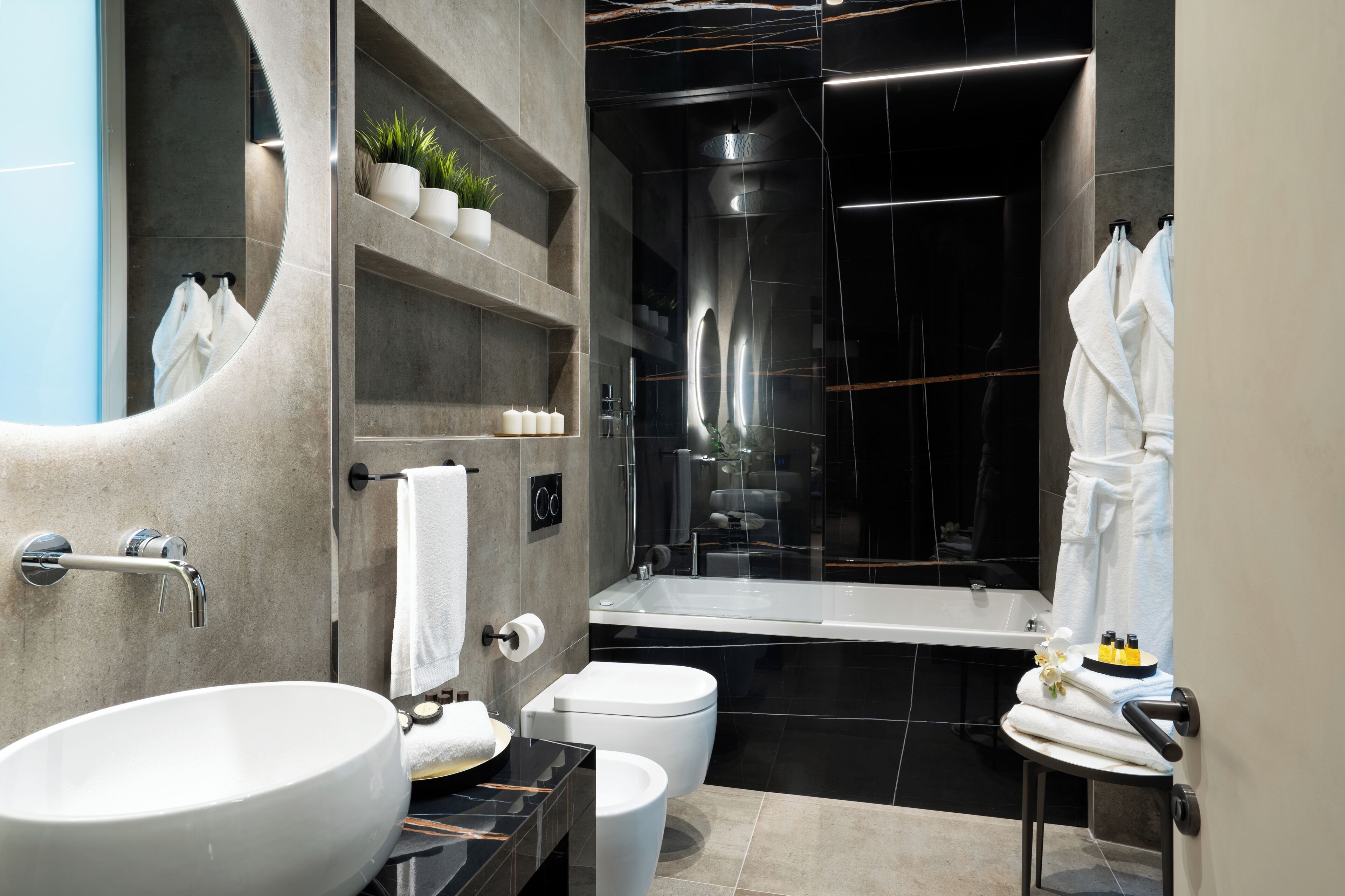 Appartamento Luxury | Bagno | Asciugacapelli, sapone, shampoo, carta igienica