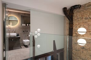 Luxury Apartment | Bathroom | Hair dryer, soap, shampoo, toilet paper - Arts & Crafts Apartments (Florence)