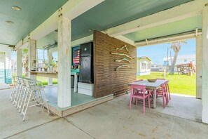 Outdoor dining - Surf & Turf, Laid Back Slice of Island Life (Surfside Beach)