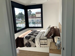 4 bedrooms, desk, iron/ironing board, travel cot