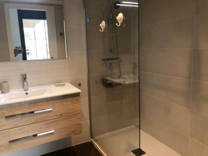 Regadera, amenidades de baño ecológicas, secadora de cabello, toallas 