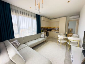 Smart TV - Qoople Excellence A45 sea view apartment in premium residence (Alanya)