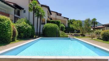 Kauden mukainen ulkouima-allas