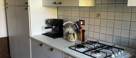 Four Ă micro-ondes, un four, surface de cuisson