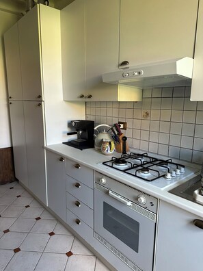 Microwave, oven, stovetop - CASA FIORINI-Relax in Casentino ideal for families in the heart of the park (Pratovecchio Stia)
