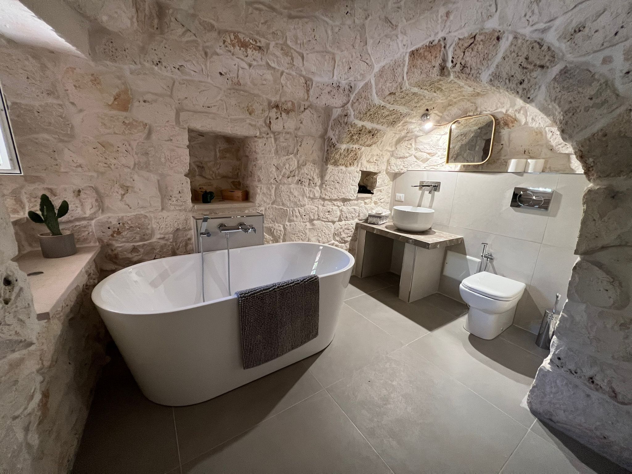 Douche, baignoire à jets, sèche-cheveux, bidet