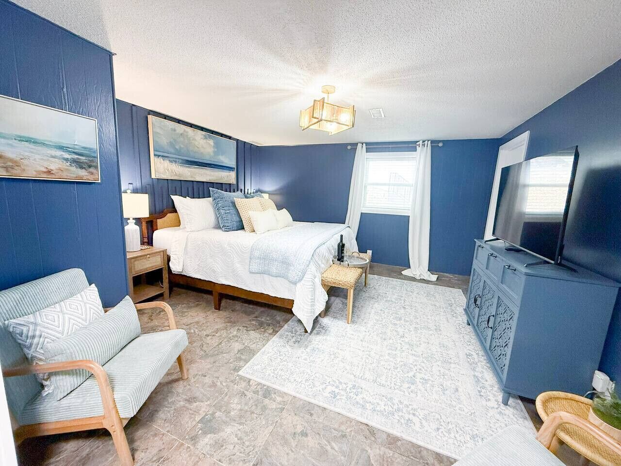 4 slaapkamers, een bureau, een strijkplank/strijkijzer, reisbedje