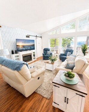 Smart TV y chimenea 