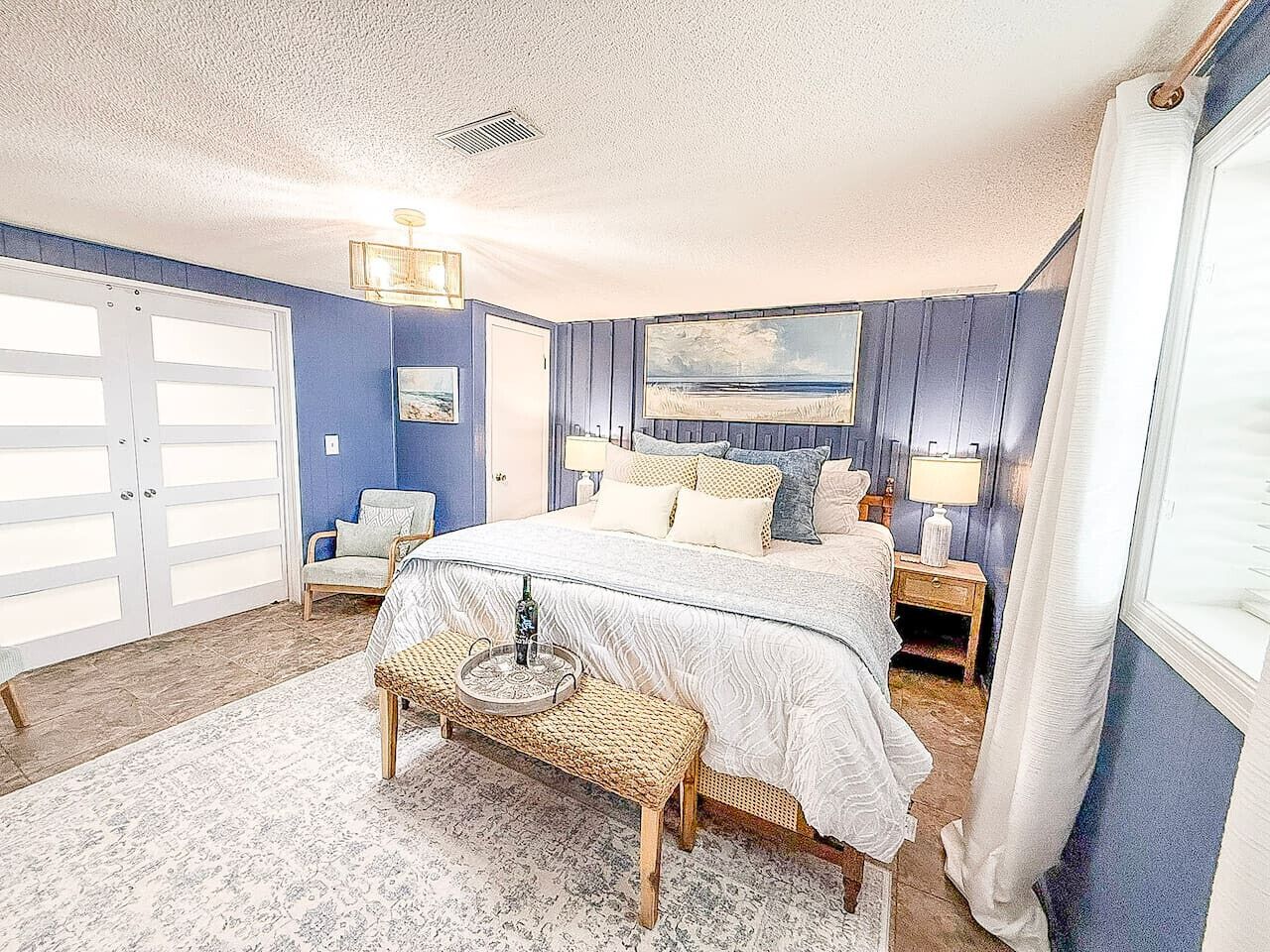 4 soverom, skrivebord, strykejern/-brett og reiseseng for barn