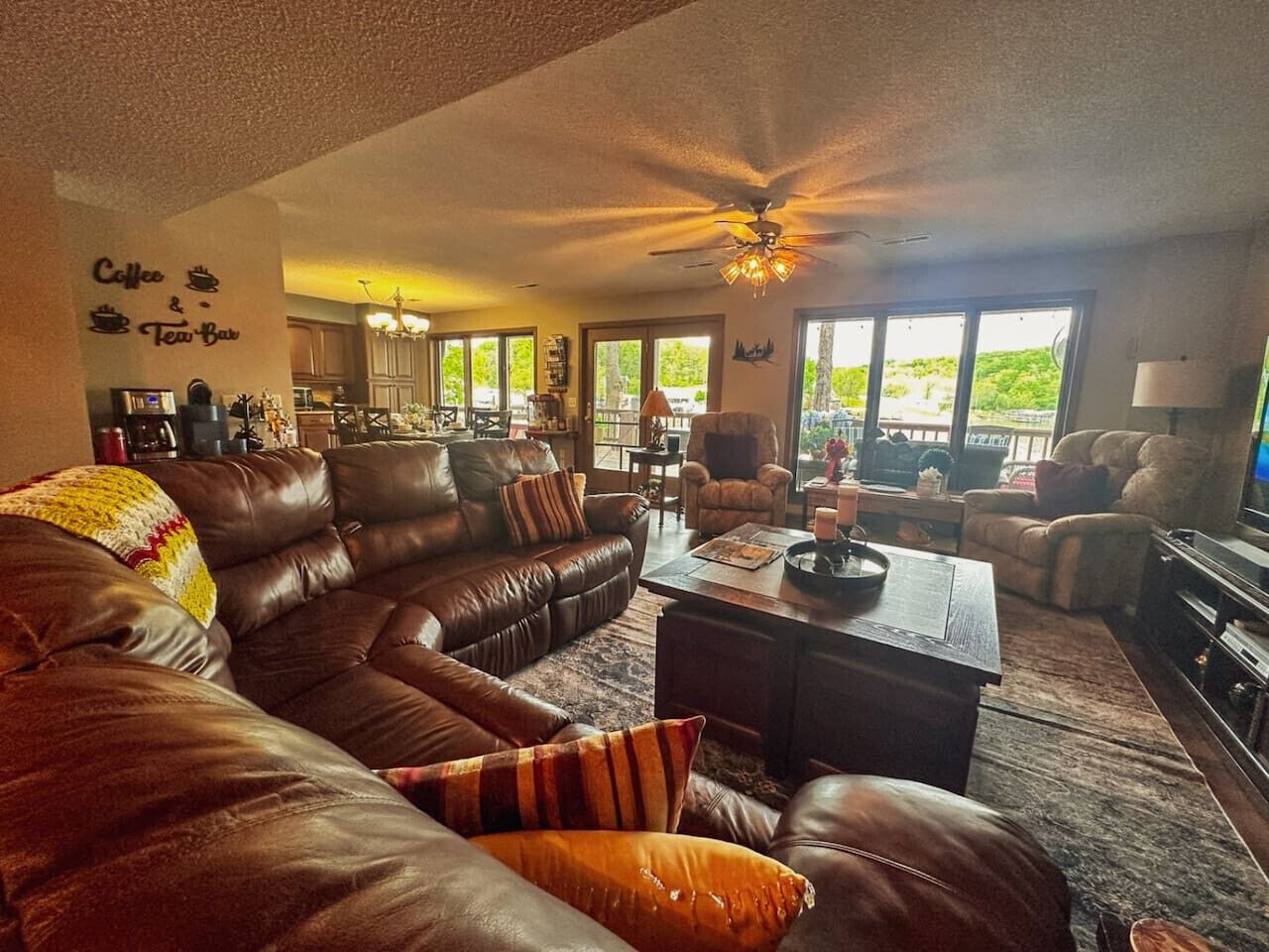 Smart-TV, peis og bøker