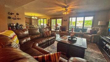 Smart-TV, peis og bøker