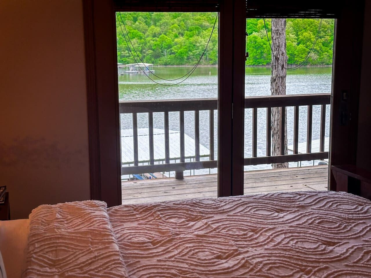 3 soverom, skrivebord, strykejern/-brett og reiseseng for barn