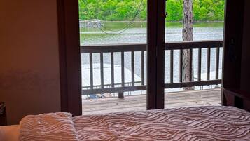 3 soverom, skrivebord, strykejern/-brett og reiseseng for barn