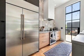 Réfrigérateur, four à micro-ondes, un four, surface de cuisson