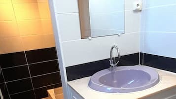 Shower, hair dryer, towels, toilet paper
