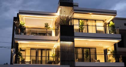 SAFE HEAVEN HOME
Amazing 9-bedroom house with WiFi in Gisenyi