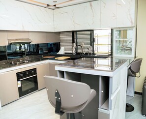 Een microgolfoven, een oven, een kookplaat, een vaatwasser