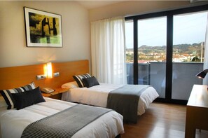 Zweibettzimmer | 1 Schlafzimmer, Schreibtisch, laptopgeeigneter Arbeitsplatz