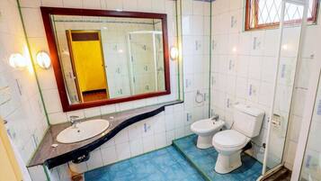 Quarto casal superior, vista para o jardim | Banheiro | Toalhas de banho, sabonete, shampoo, papel higiênico