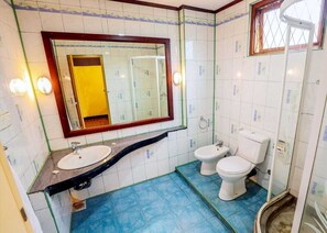 Superior-dobbeltværelse - udsigt til have | Badeværelse | Håndklæder, Sæbe, Shampoo, Toiletpapir