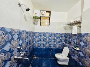 Un baño con ducha, inodoro y lavamanos.