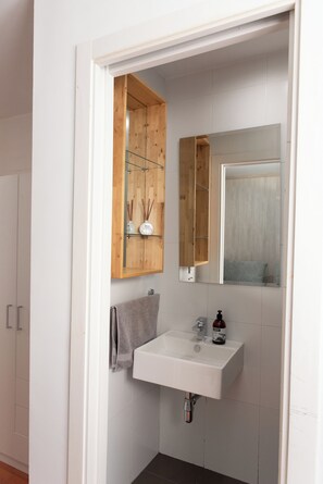 Douche, sèche-cheveux, serviettes fournies, savon