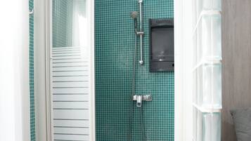 Een douche, een haardroger, handdoeken, zeep