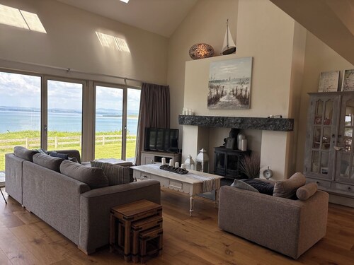 Seaview Cottage - Bright & Beautiful - Ocean Views - Walk to Beach