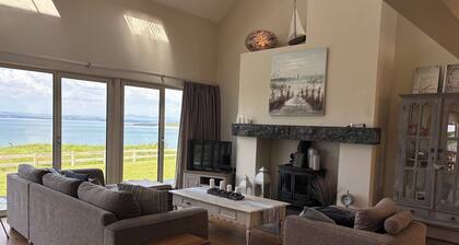 Seaview Cottage - Bright & Beautiful - Ocean Views - Walk to Beach