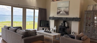 Seaview Cottage - Bright & Beautiful - Ocean Views - Walk to Beach