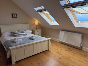 4 bedrooms, iron/ironing board, free WiFi, bed sheets