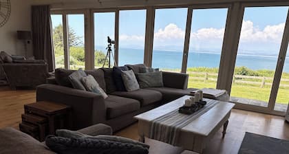 Seaview Cottage - Bright & Beautiful - Ocean Views - Walk to Beach