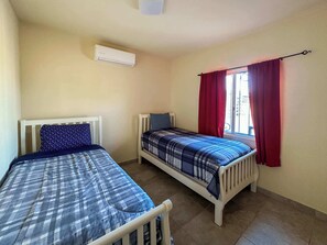3 chambres, fer et planche à repasser, Wi-Fi, draps fournis