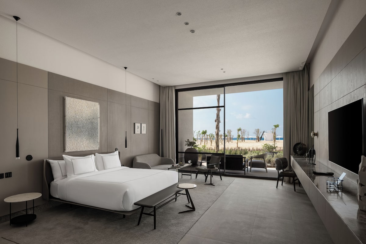 Junior Suite King Sea View - Direct Beach Access | Sengetøy i egyptisk bomull, sengetøy av topp kvalitet og dundyner
