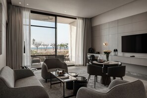 The O Suite Sea View - Direct Beach Access | Oppholdsrom | En 55-tommers Flatskjerm-TV med kabel-kanaler samt bordtennis