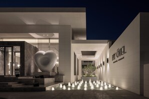 Depan hartanah - siang/malam